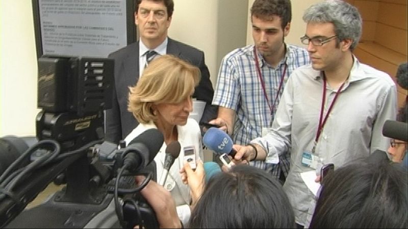 La vicepresidenta económica en funciones, Elena Salgado, realizando declaraciones a grupo de periodistas