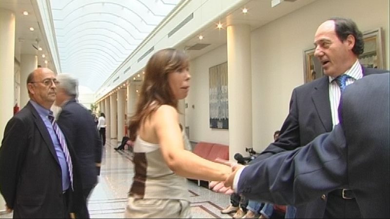 Alicia Sánchez Camacho saludando a otros senadores