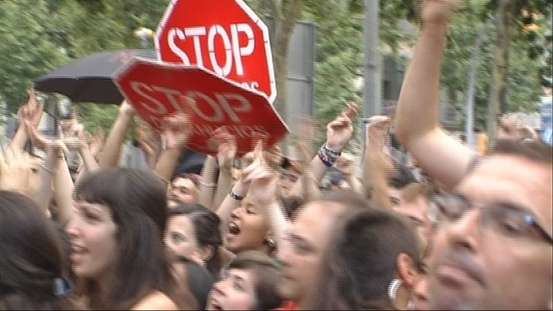Grupo de indignados en manifestación de Barcelona