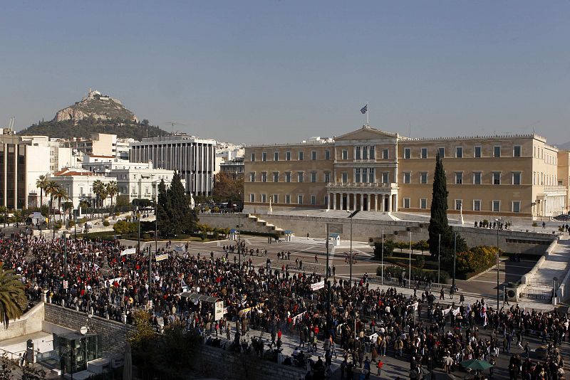 Manifestación frente al Parlamento heleno, en la plaza Sintagma de Atenas