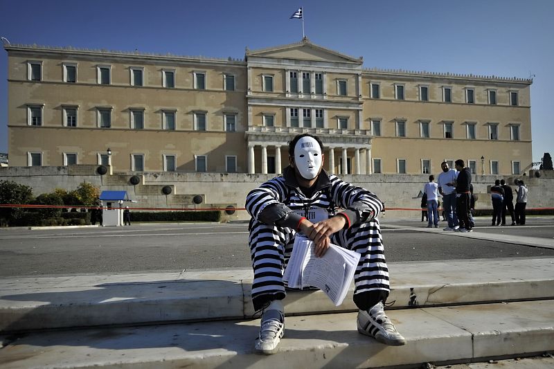 Una manifestante sentada tras acabar la protesta frente al Parlamento griego