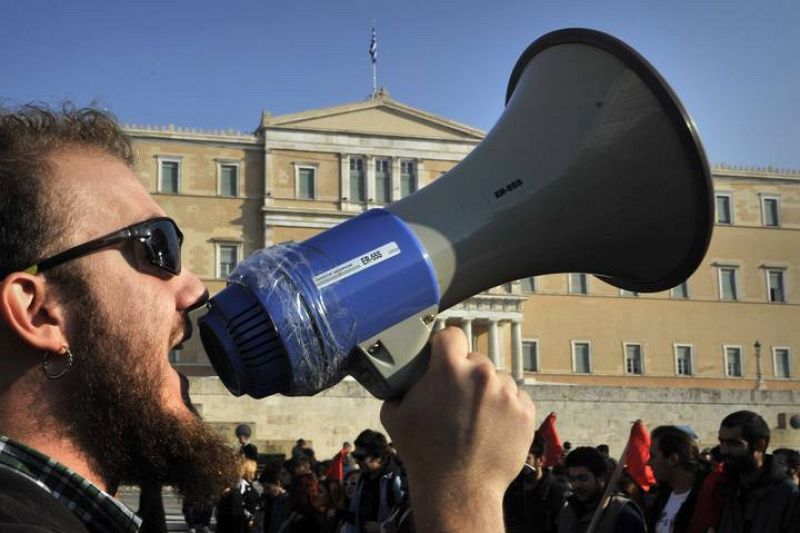 Un estudiante lanza una proclama contra los recortes y las medidas de austeridad