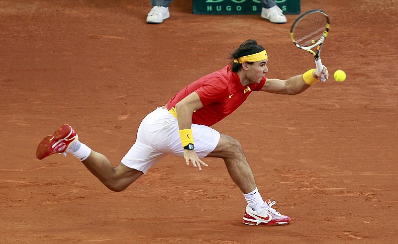 Spain's Rafael Nadal returns the ball to Argentina's Juan Martin Del Potro during their Davis Cup final reverse singles rubber in Seville