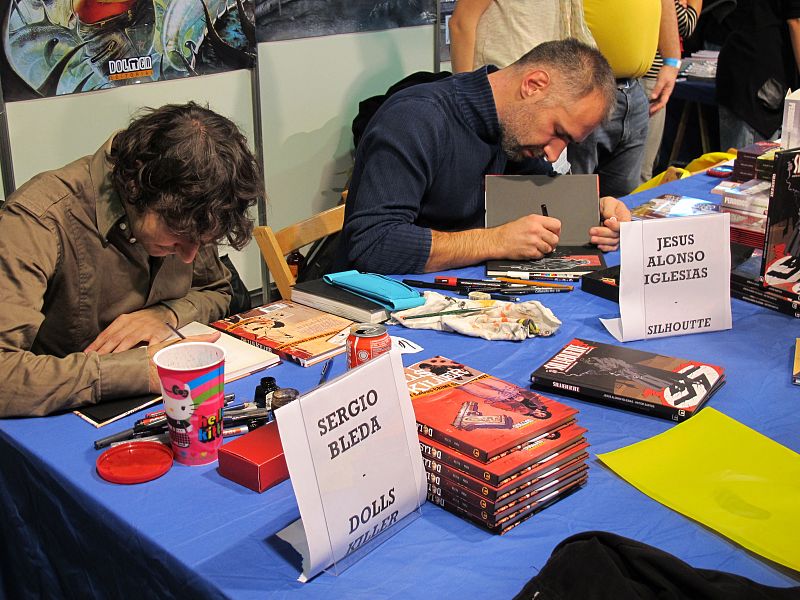 Sergio Bleda y Jesús Alonso Iglesias dedicando cómics a sus fans