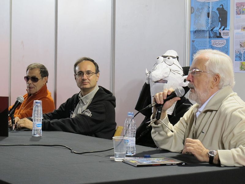 Alfonso Azpiri, Ricardo Esteban (Editor de Dib>buks) y Forges durante la presentación de 'Drácula'