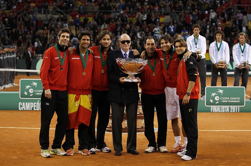 Spain's team poses with Spain's King Juan Carlos after winning their Davis Cup final against Argentina in Seville