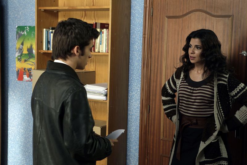 Inés le pide a Carlos dinero para pagar el viaje a Londres de una alumna y que así aborte. Cuéntame cómo pasó