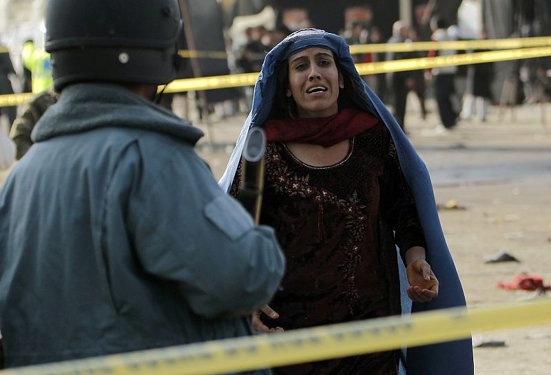 Una mujer afgana, imagen del sufrimiento tras la masacre