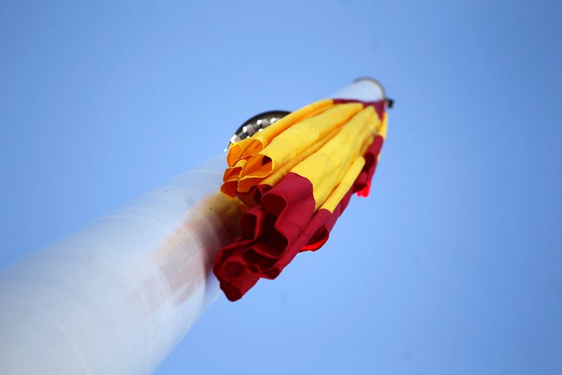 Izado de la bandera nacional durante la celebración del 33 aniversario de la Constitución