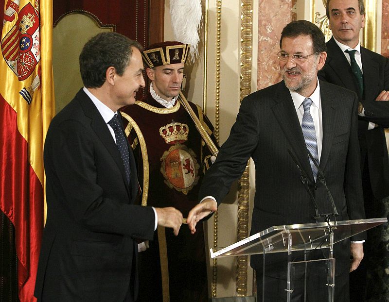 Zapatero y Rajoy se saludan por primera vez desde las pasadas elecciones en el acto del Día de la Constitución