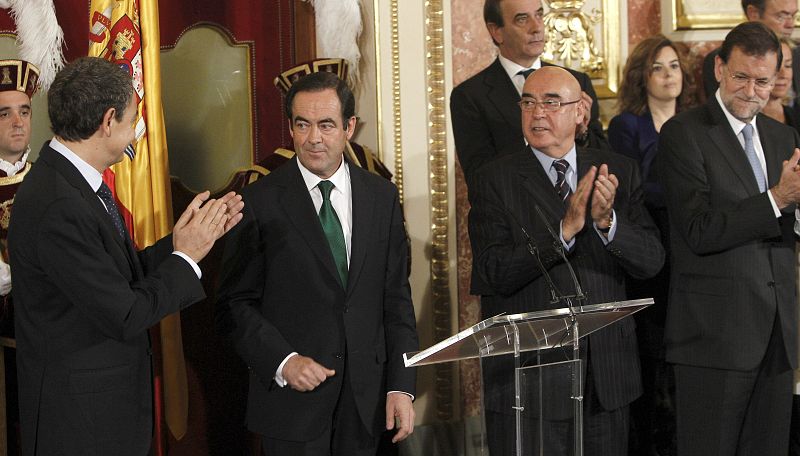 Zapatero y Rajoy aplauden al presidente del Congreso tras su discurso