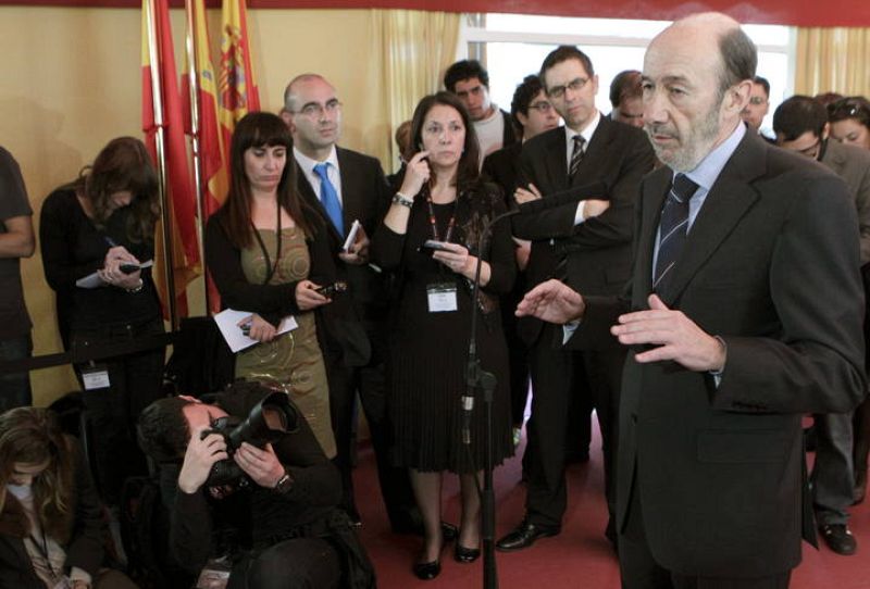 Rubalcaba durante las declaraciones a la prensa a su llegada al Congreso de los Diputados