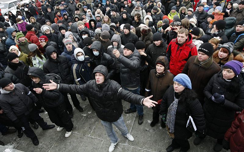 People hold a rally to protest against violations at the parliamentary elections in Krasnoyarsk