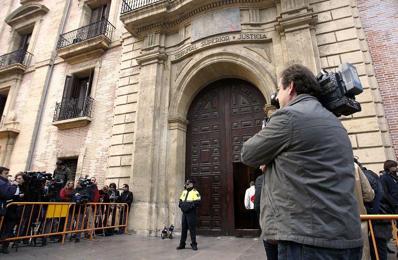 Expectacion informativa a la entrada del Palacio de Justicia en Valencia, donde serán juzgados Camps y Costa.