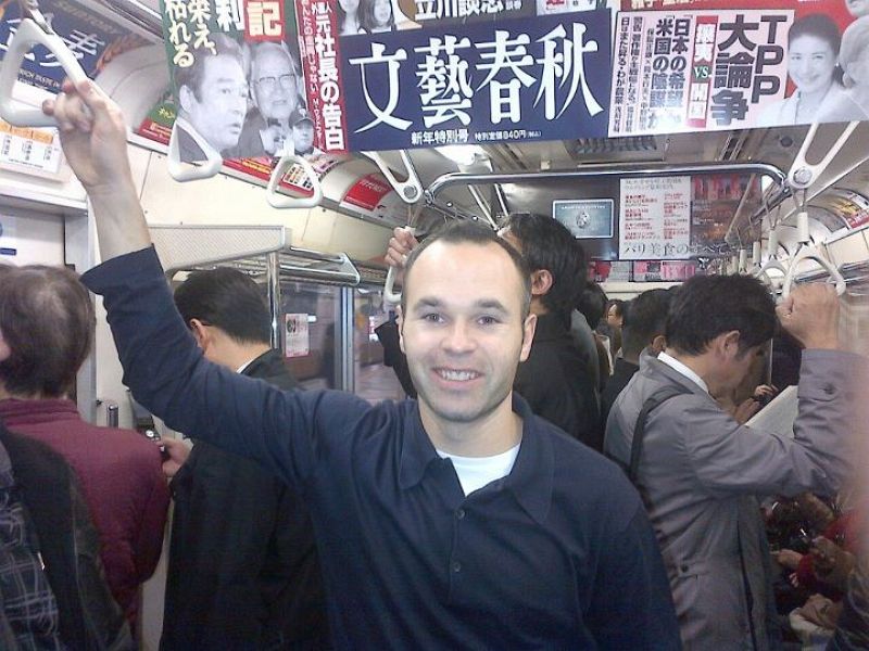 Iniesta en el metro de Japón