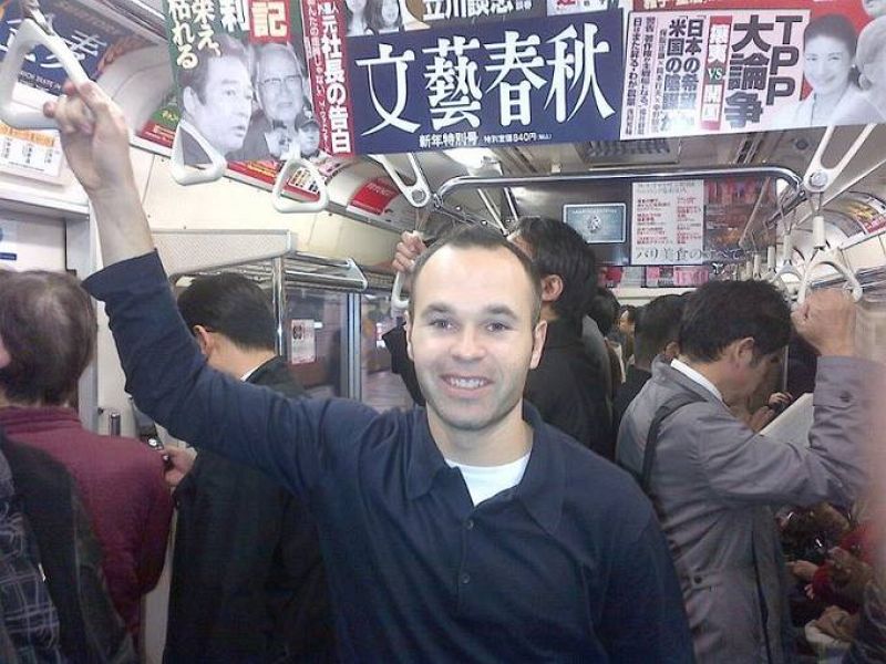 Iniesta en el metro de Japón
