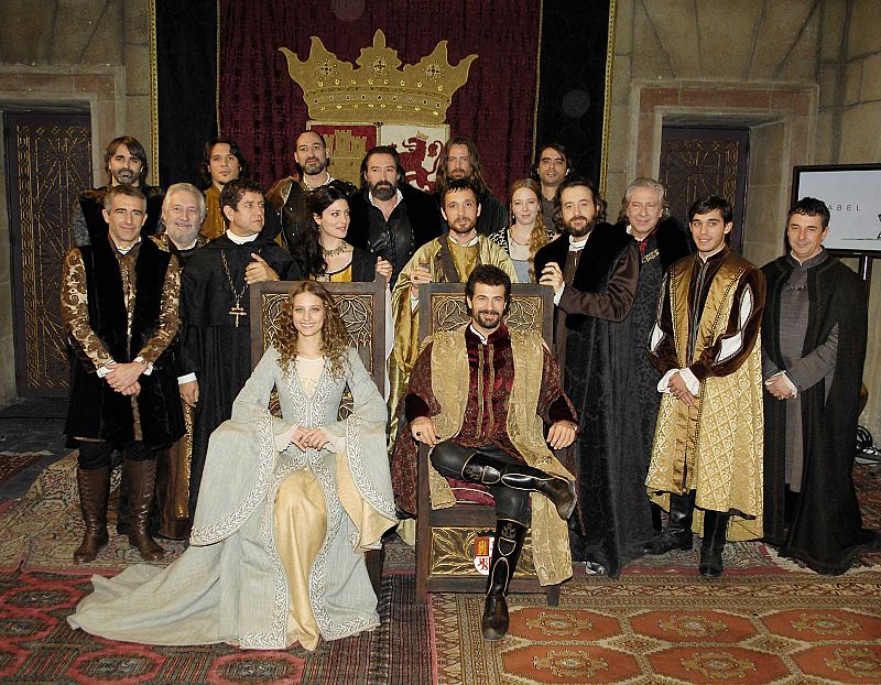 El reparto de 'Isabel' casi al completo de Isabel en la presentación del fin de rodaje.