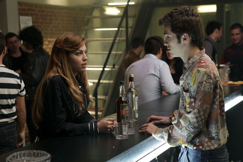 Arancha hace demasiadas preguntas sobre Karina y Carlos le recuerda su famosa frase de "ni exclusivo ni excluyente".