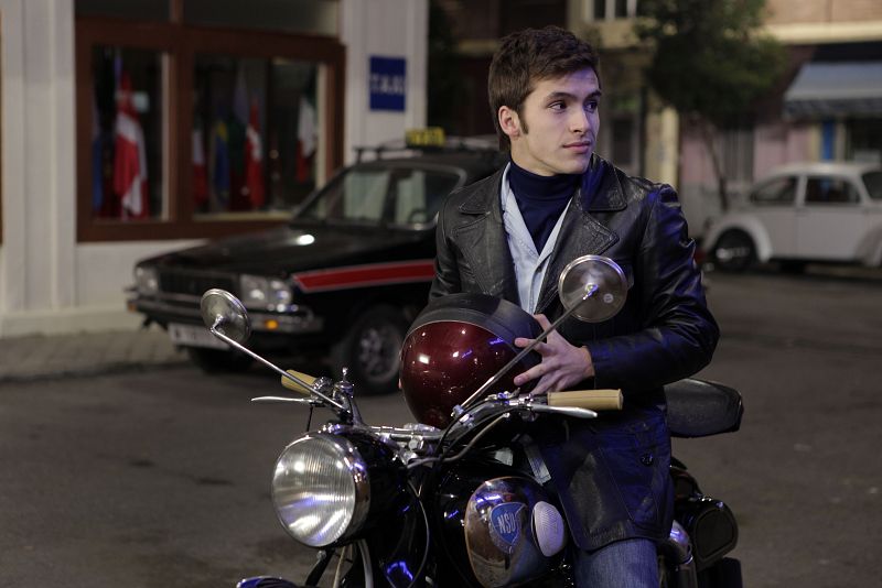 Carlos llega al barrio y ve a su madre en la fiesta de Paquita. A pesar del momento por el que está pasando, Mercedes se muestra sonriente y Carlos, admirado, recuerda una vez más lo fuerte y positiva que es su madre.