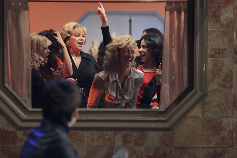 8 Marzo de 1980. Las mujeres de San Genaro celebran el Día Internacional de la Mujer con una fiesta en la que los hombres tienen la entrada prohibida. Mercedes decide unirse a la fiesta para olvidar, aunque sea por un noche, el drama que se le aveci