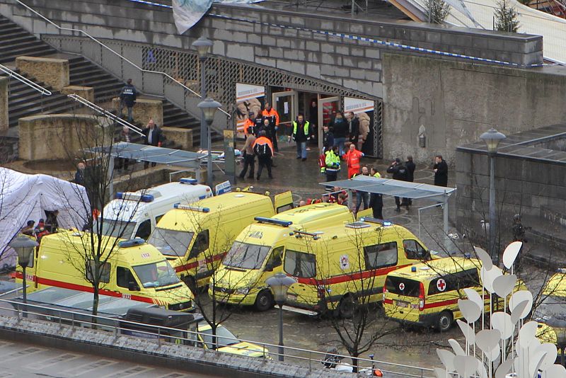 Tres hombres han lanzado explosivos y han disparado contra los transeúntes