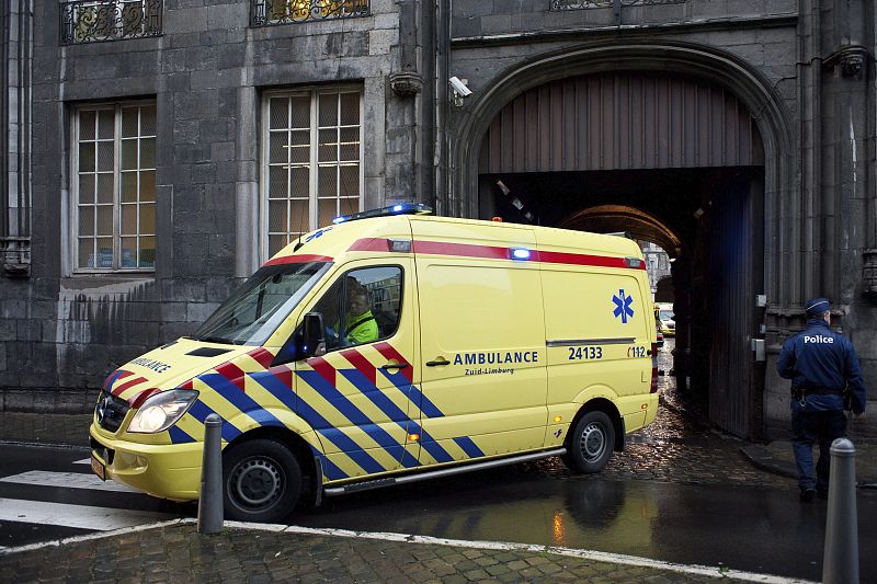 Una ambulancia traslada a un herido desde la Plaza Saint-Lambert en Lieja, Bélgica
