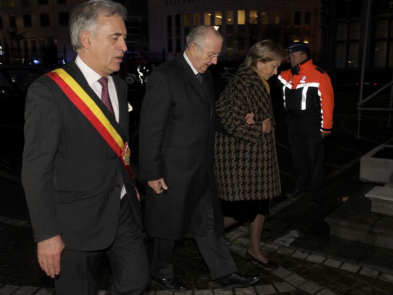 Los reyes belgas llegan a la reunión con las autoridades para analizar el ataque