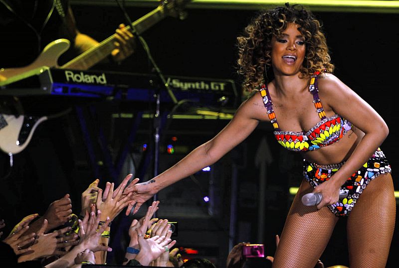 Rihanna saluda a sus fans en el concierto que ofreció en Barcelona