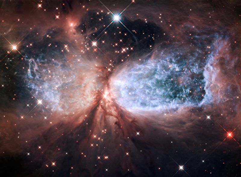 La joven estrella S106 IR expulsa material a gran velocidad y perturba el gas y el polvo que la rodean, rebelándose contra su 'nube madre'.  La postal captada por el Hubble tiene forma de ángel con las alas extendidas.