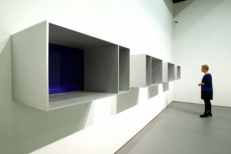 La exposición se divide en ocho ámbitos, algunos de los cuales están ocupados por la instalación de un solo artista (James Lee Byars, Ettore Spalletti, Damián Ortega) y otros presentan conjuntos de obras de distintos autores. En total cuenta con 96 o