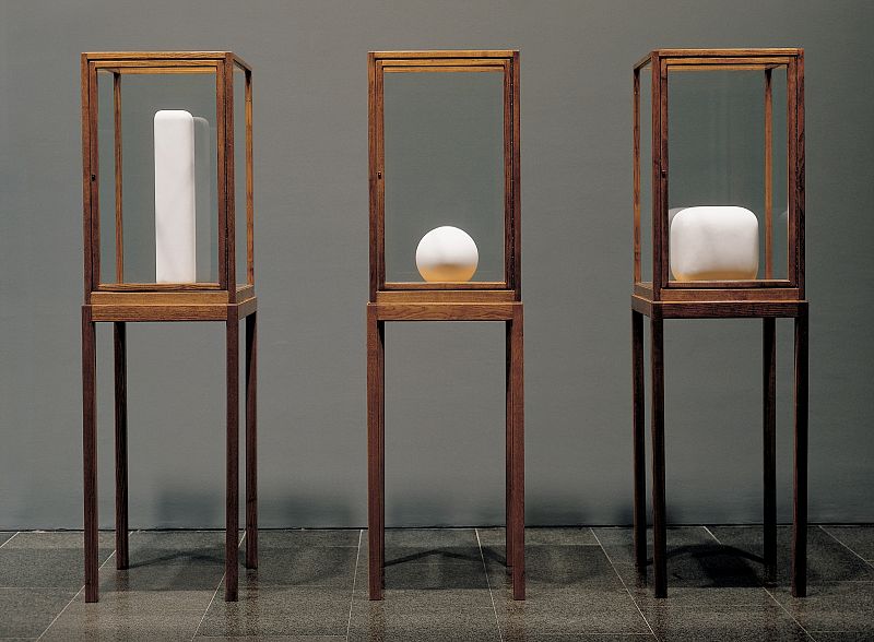 James Lee Byars. La figura de la pregunta, 1986. El libro esférico, 1986. El cubo blando, 1986. Mármol de Kavala, madera de roble y cristal. Colección MACBA. Fundació Museu d¿Art Contemporani de Barcelona