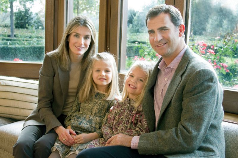 Los príncipes de Asturias felicitan las fiestas con una foto de familia