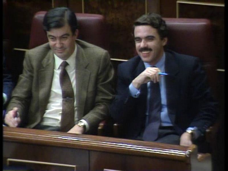 José María Aznar junto a Álvarez Cascos en el debate de investidura de González en 1989