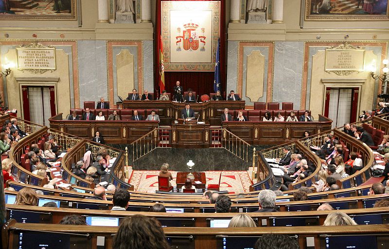 El líder del PP, Mariano Rajoy, durante su intervención en el debate de investidura de José Luis Rodríguez Zapatero.