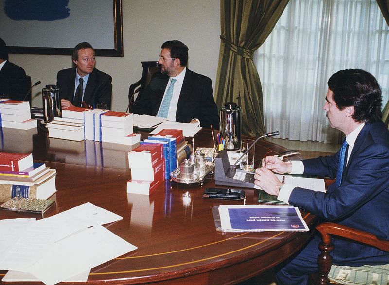 Aznar, presidiendo el primer Consejo de Ministros de su segunda legislatura en abril de 2000