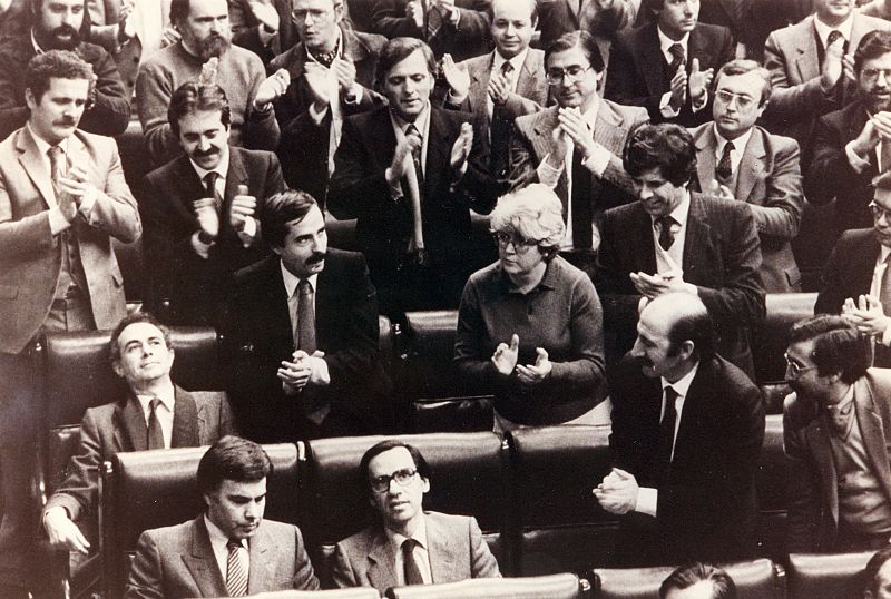 Felipe González, junto a Alfonso Guerra, tras ser investido en 1982