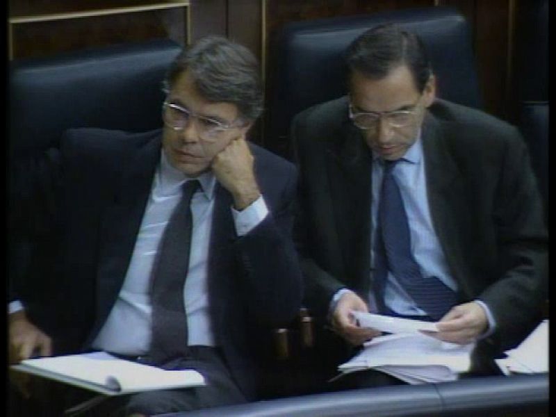 Felipe González escucha, junto a Alfonso Guerra, en el debate de investidura de 1989