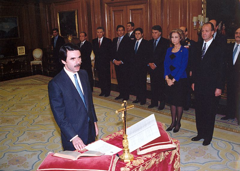 Aznar, jurando su cargo de presidente del Gobierno en presencia del rey en 1996