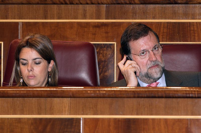 Mariano Rajoy, en el debate de investidura de Zapatero de 2008, junto a Soraya Sáenz de Santamaría