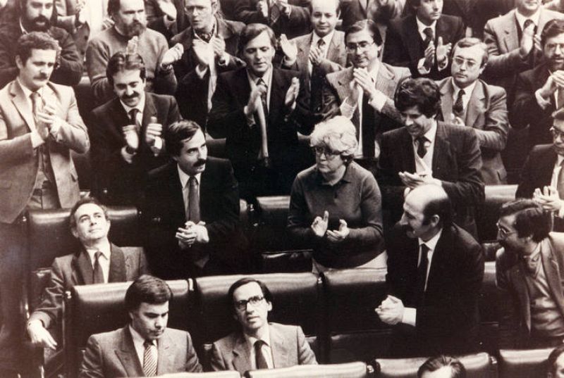 Felipe González, junto a Alfonso Guerra, tras ser investido en 1982