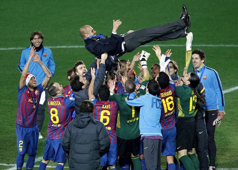 Guardiola, manteado por sus jugadores.