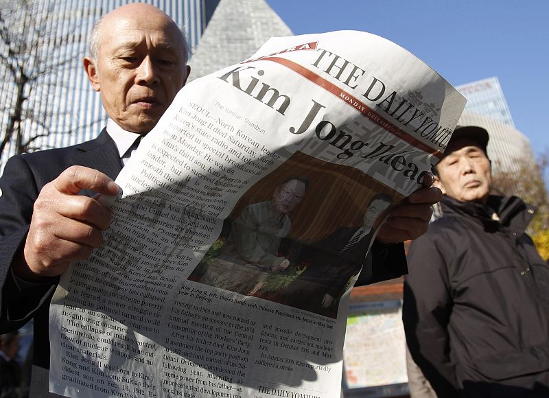 Un hombre lee la edición especial de los medios tras la muerte de Kim Jong-il.