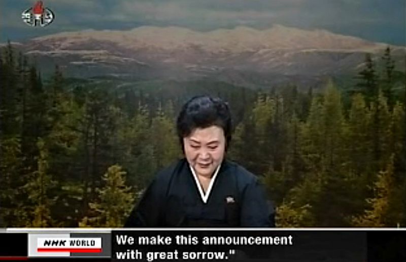 La presentadora de la televisión estatal no puede evitar las lágrimas al anunciar la muerte del líder de Corea del Norte