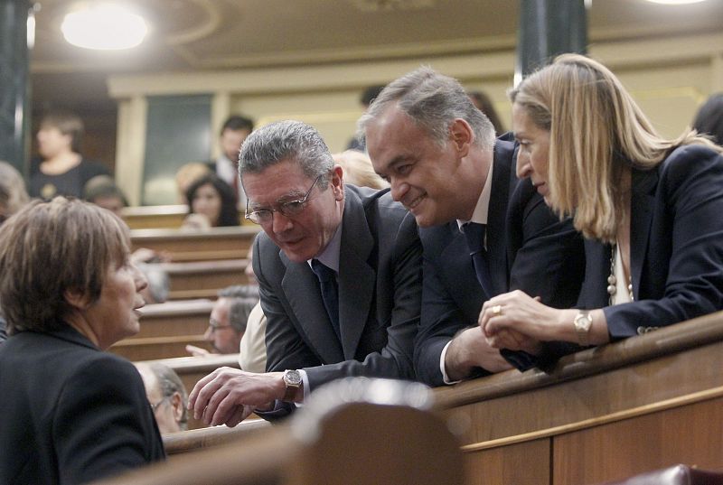 Los 'populares' Celia Villalobos, Alberto Ruiz Gallardón, Esteban González Pons y Ana Pastor charlan antes del comienzo del debate de investidura.