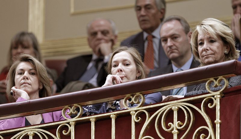 La esposa del líder del PP, Elvira Fernández, flanqueada por Cospedal y Aguirre ha asentido en numerosas ocasiones durante la intervención de Rajoy.