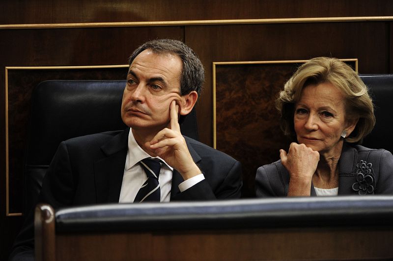 El presidente del Gobierno saliente, José Luis Rodríguez Zapatero, y la ministra de Economía en funciones, Elena Salgado, sigue con atención el discurso de investidura de Mariano Rajoy.