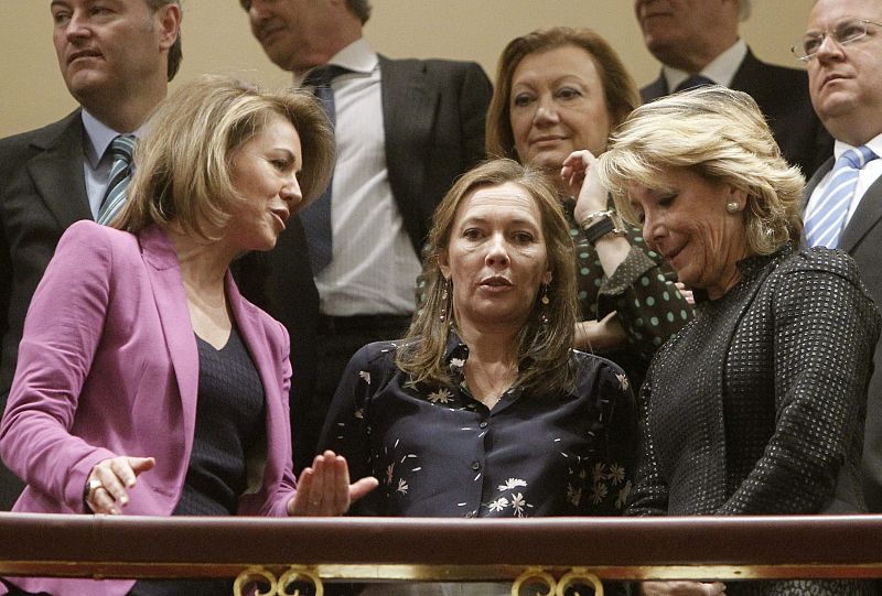 La esposa de Rajoy, Elvira Fernández, conversa con la presidenta de Castilla-La Mancha, María Dolores de Cospedal, y la presidenta de la Comunidad de Madrid, Esperanza Aguirre, en la tribuna de invitados del Congreso de los Diputados.