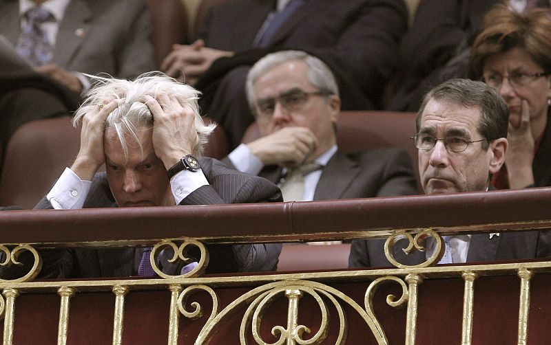 Los embajadores de Francia, Bruno Delaye, y de EE.UU., Alan Solomont, siguen desde la tribuna de invitados la intervención del líder del PP.