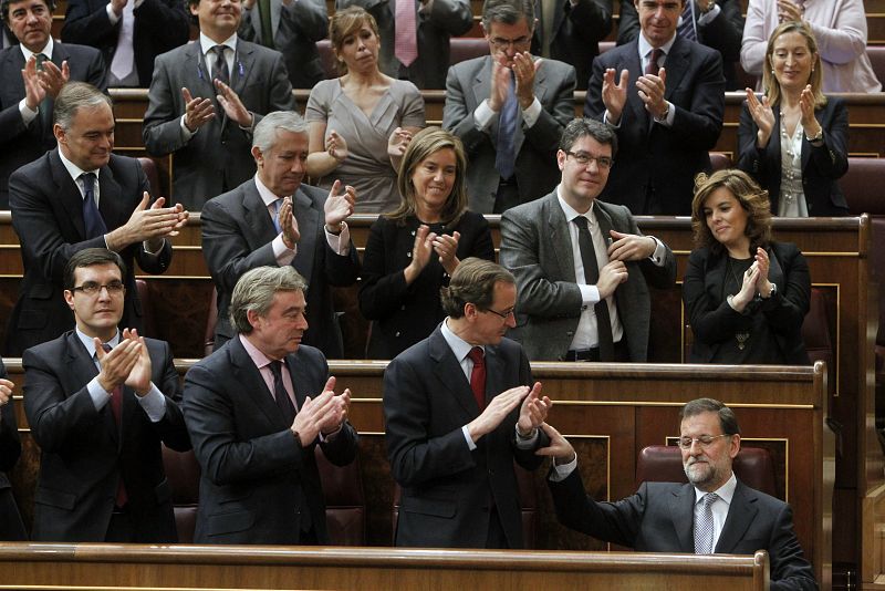 Los diputados populares aplauden a Rajoy tras su discurso.