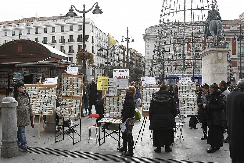 Largas colas para comprar lotería en Madrid